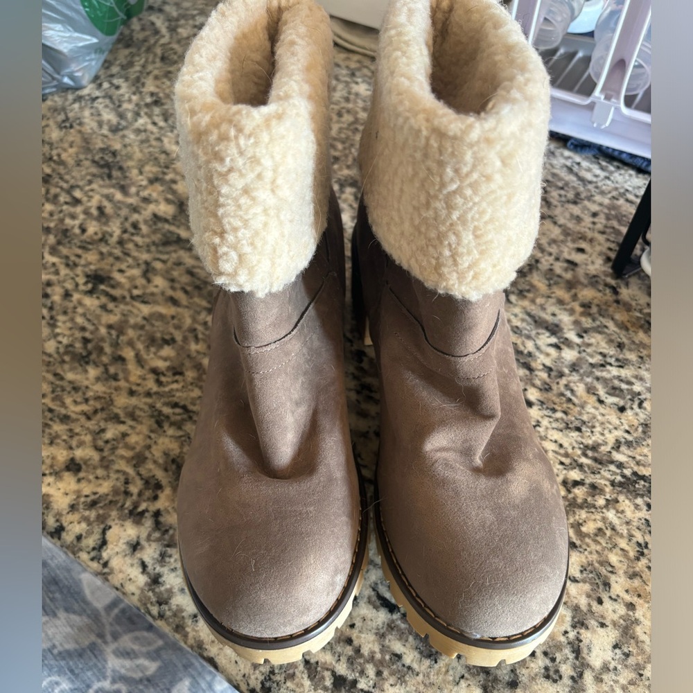 Size 9/10 short boots